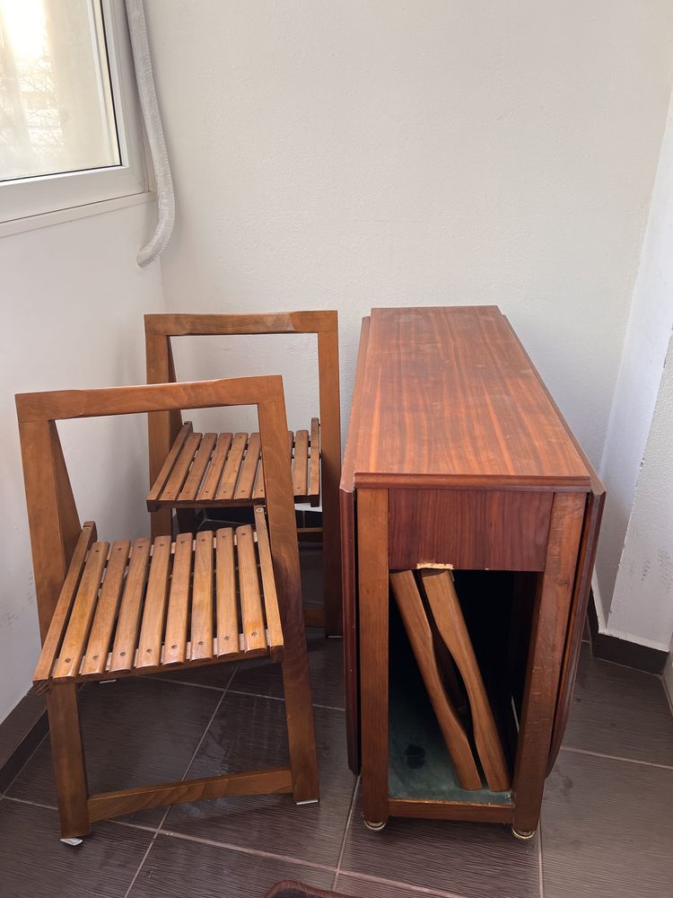 Masa din lemn masiv cu 4 scaune