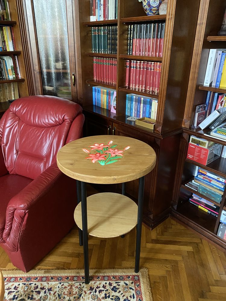 Măsuță unicat din lemn cu vitraliu iluminat – realizată manual