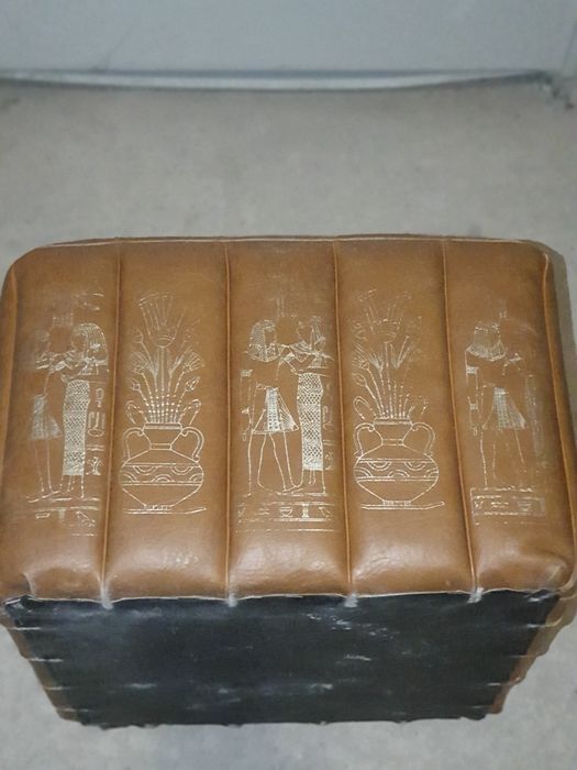 Табуретка ,мека,компактна и удобна.