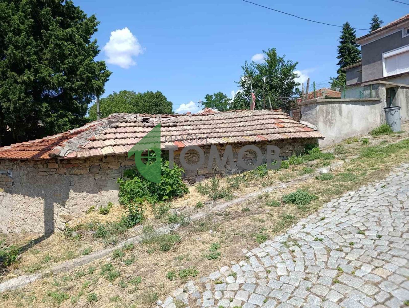 Двуетажна къща със собствен двор в село Кирилово