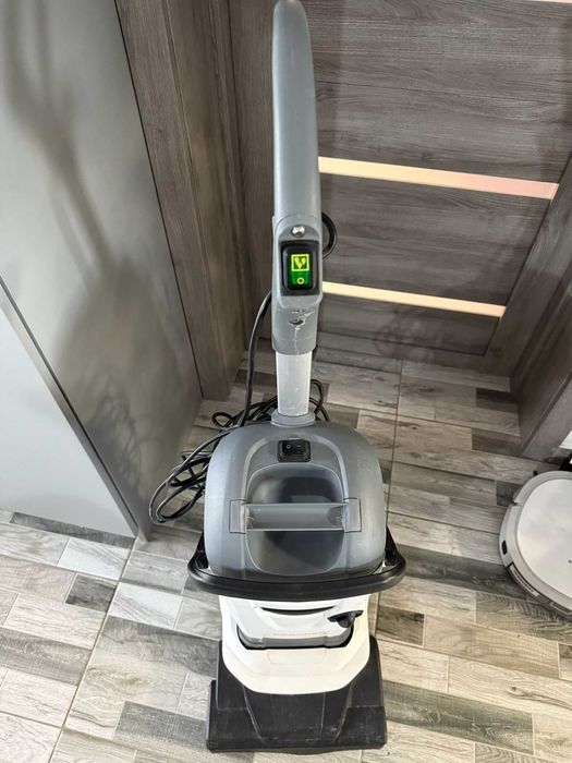 Aparat de curatat pardoseli cu suprafata mare KARCHER BR 4.300