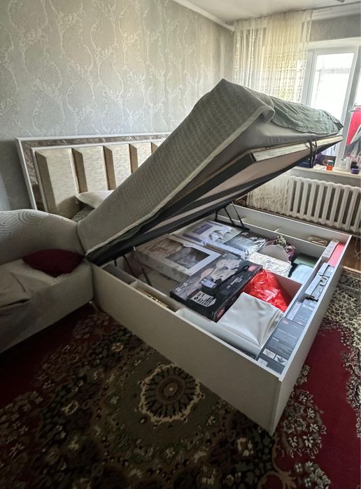 Продаётся почти новый спальный гарнитур