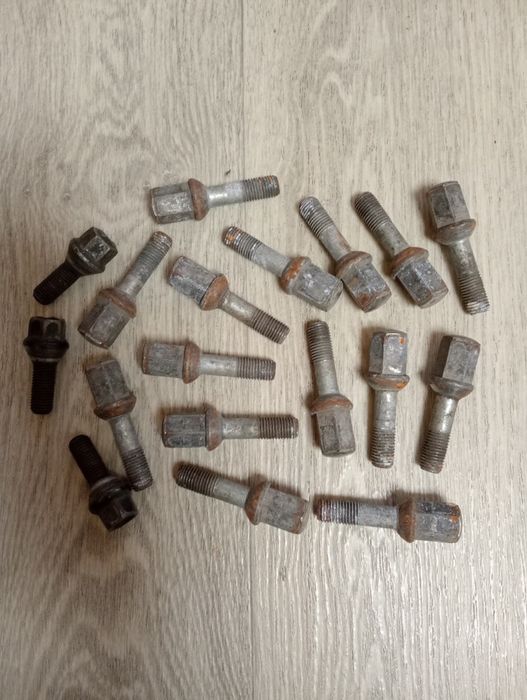 Продам болты на Мерседес