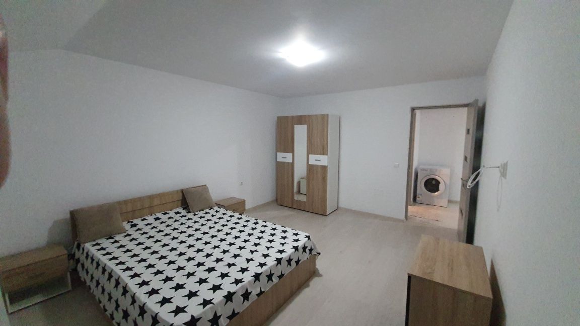 Închiriez apartament spațios.