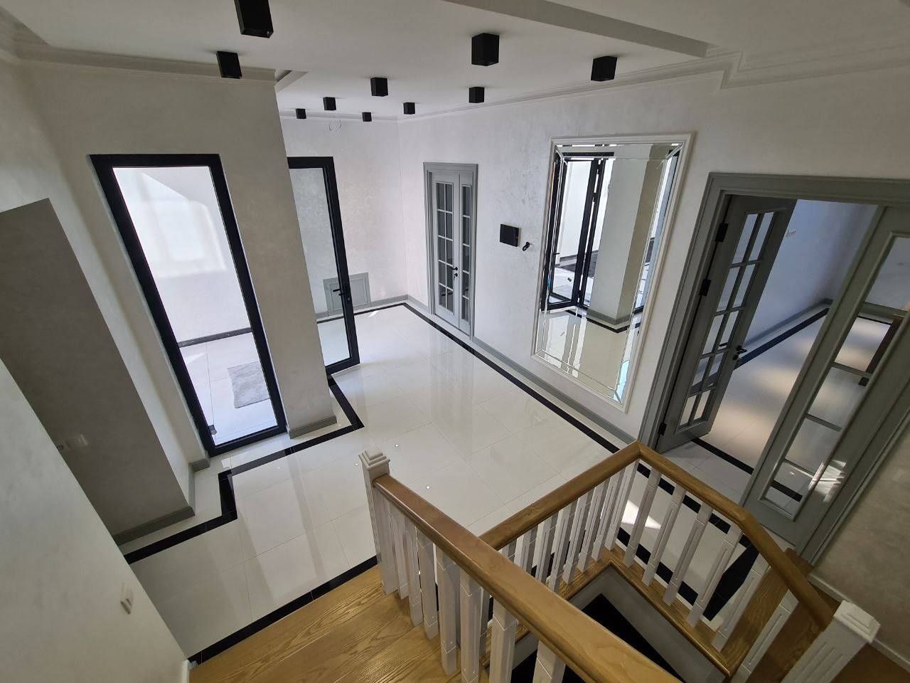 Продам евро дом Мирзо-Улугбекский Циалковской 2,3 соток 3 уровня 250м2