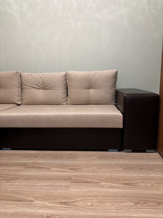 ЧИСТО НОВ диван за 4 човека + става на спалня за гости и има ракла