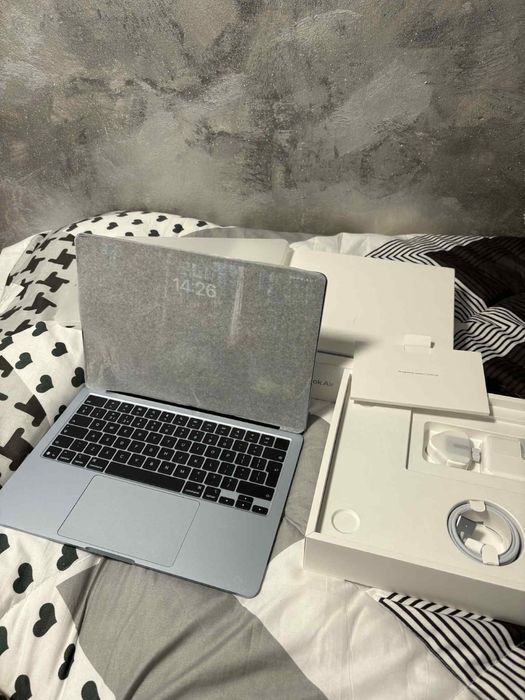 De vanzare macbook air13 2025!
