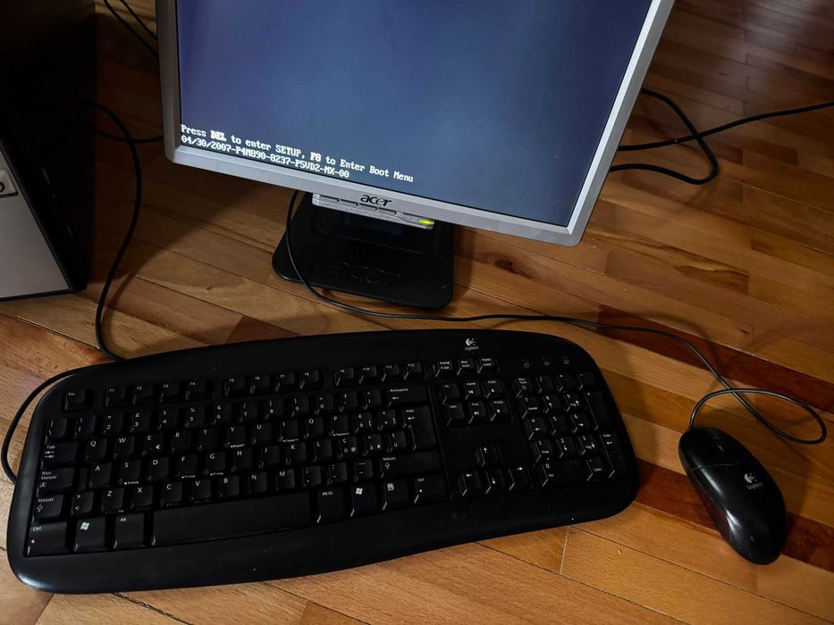 PC 1gbRAM ,Video 256Mb, procesor intel2duo core 1.8ghz, hardisk 320 GB