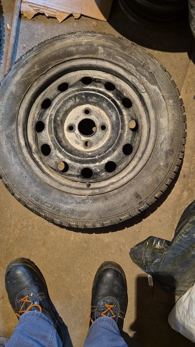 Покрышка с диском 15  одна штука