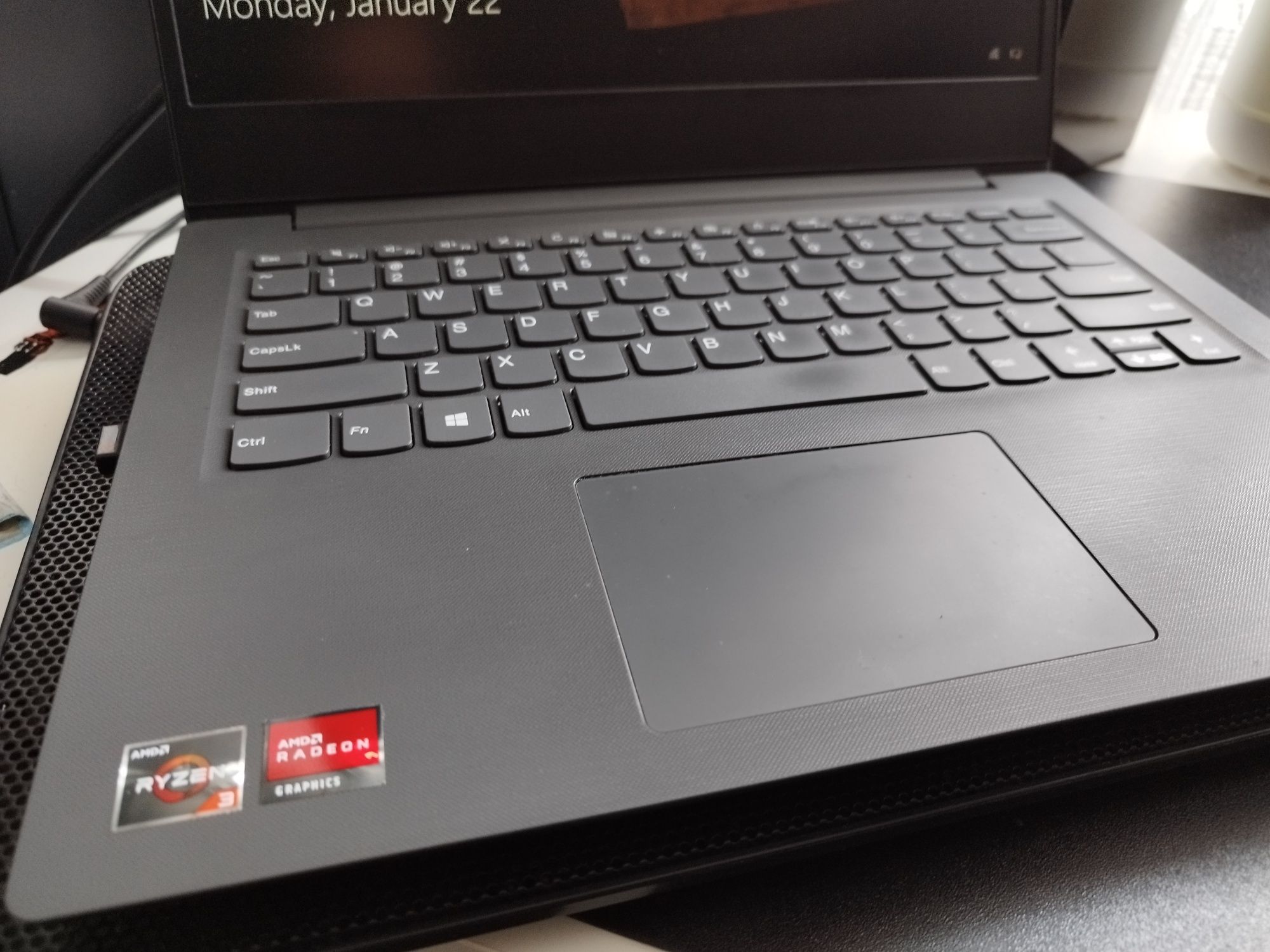 Laptop ultraportabil Lenovo V14 ADA