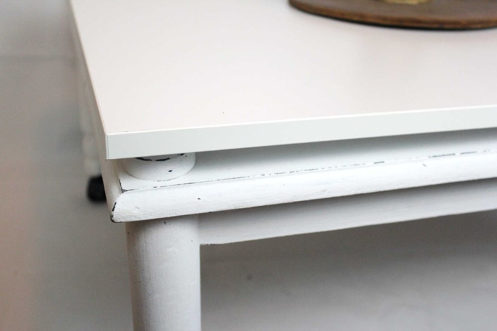 Холна масичка бяла