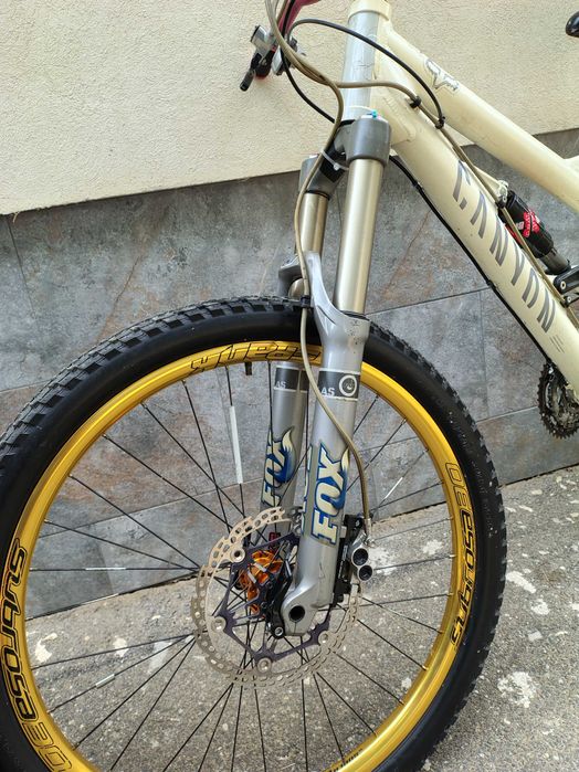 Kawasaki en 500 la pachet cu o bicicletă Canyon Torque ES.