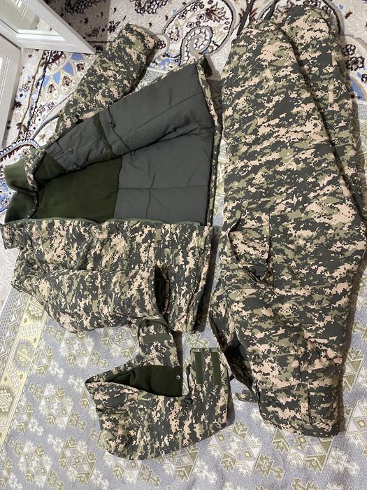 Зимний форма,шалбарымен,новый,қалың  52 размер.КапюшономБағасы 25000