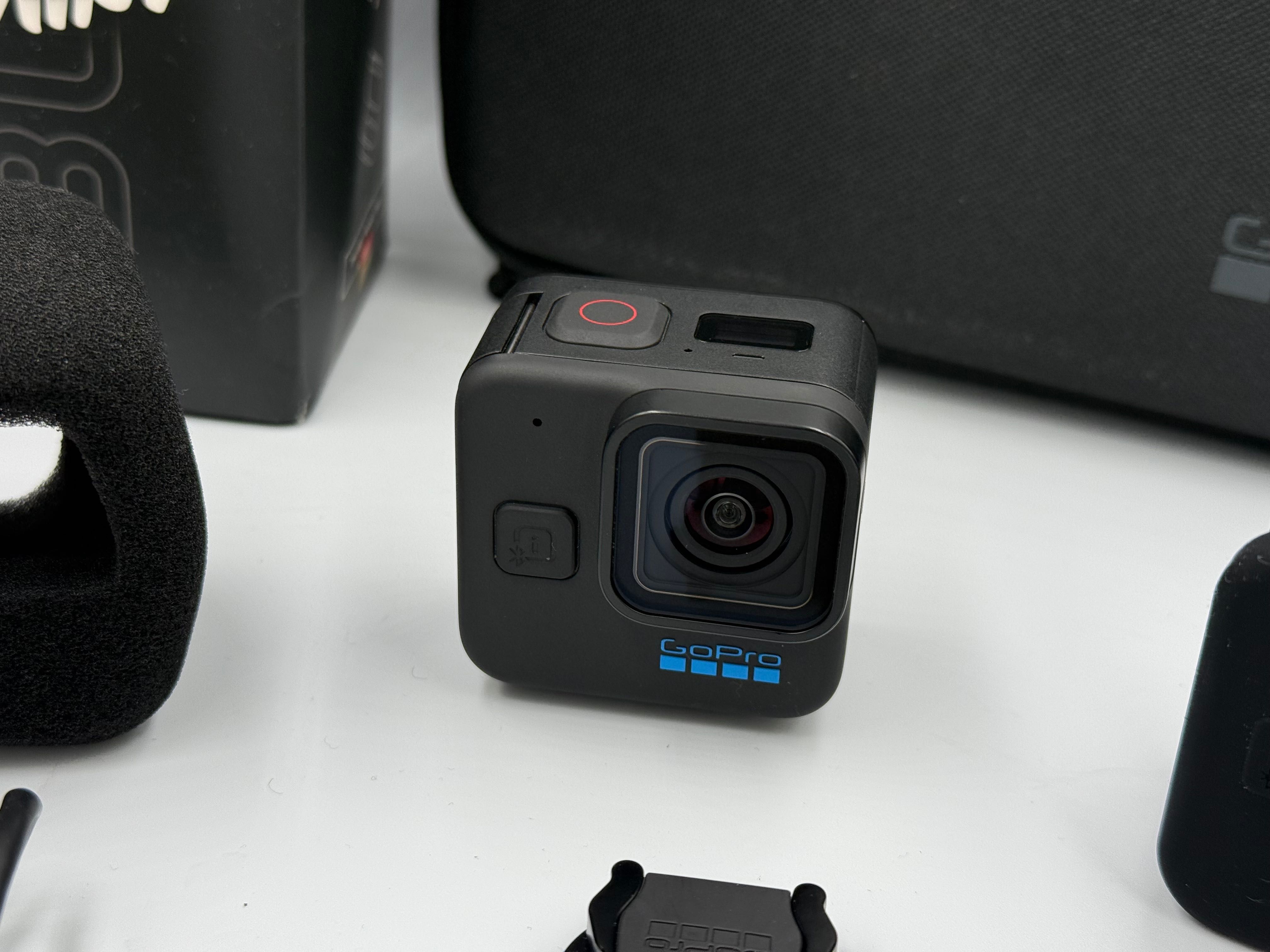 GoPro 11 Black mini NOU FullBox, Garantie + Card 64GB + accesorii