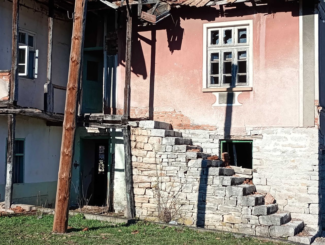 Продава се Къща в Враца, Център - 1 кв.м за 1275 €/кв.м - Снимка #12