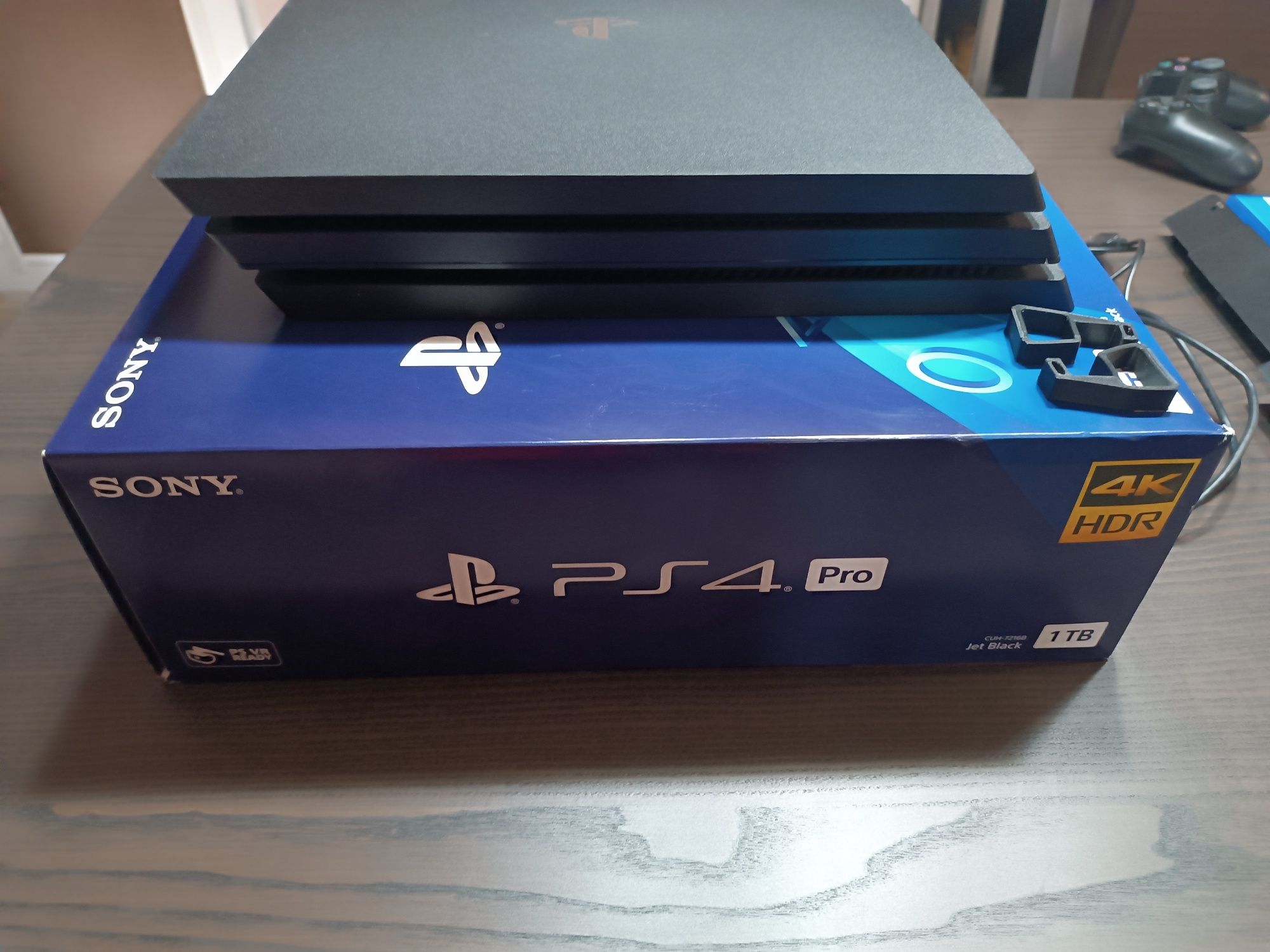 Playstation 4 pro 1tb с два джойстика и игри