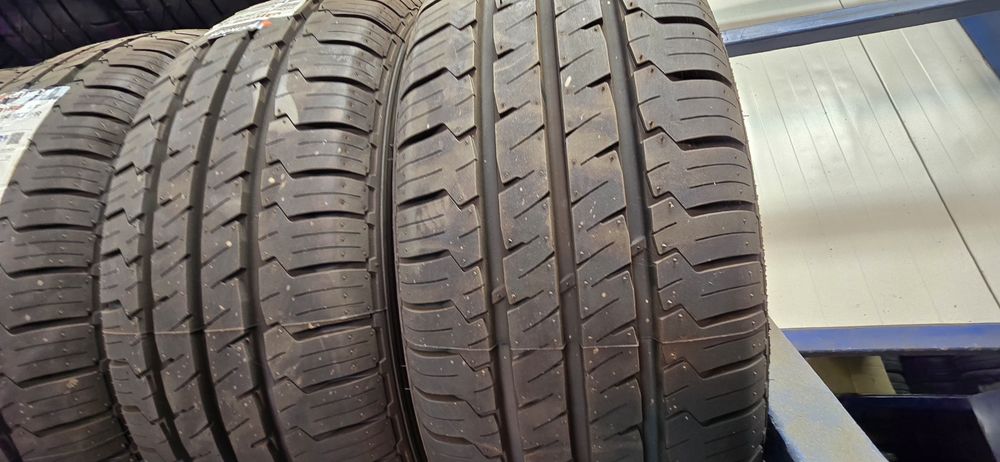 Нови бусови гуми 215 65 15C Hankook