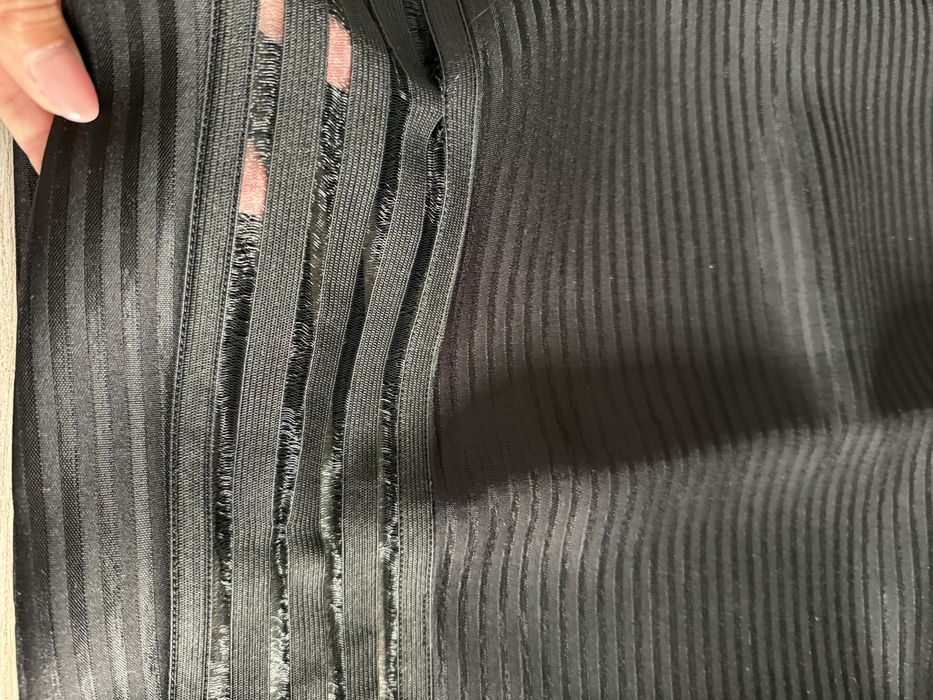 Черна пола от мек еластичен материал