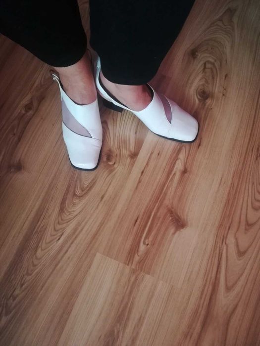 нови бели обувки на удобен ток