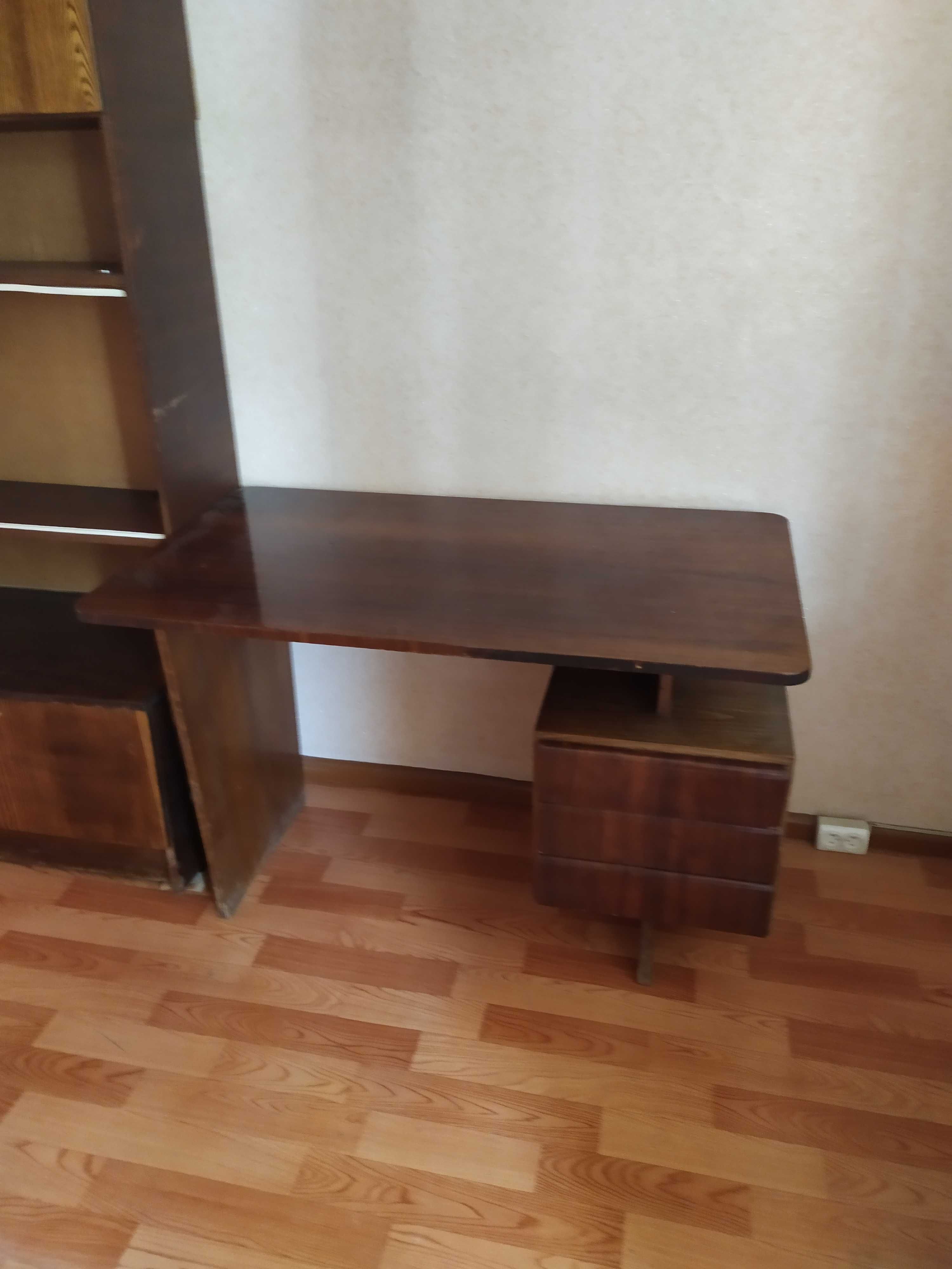 Продаю стенку, письменный стол и тумба под телевизор.