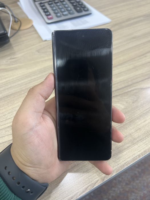 Z Fold 5 ishlashi zor korpusida qirilgan joylari bor bez chexol ishlat