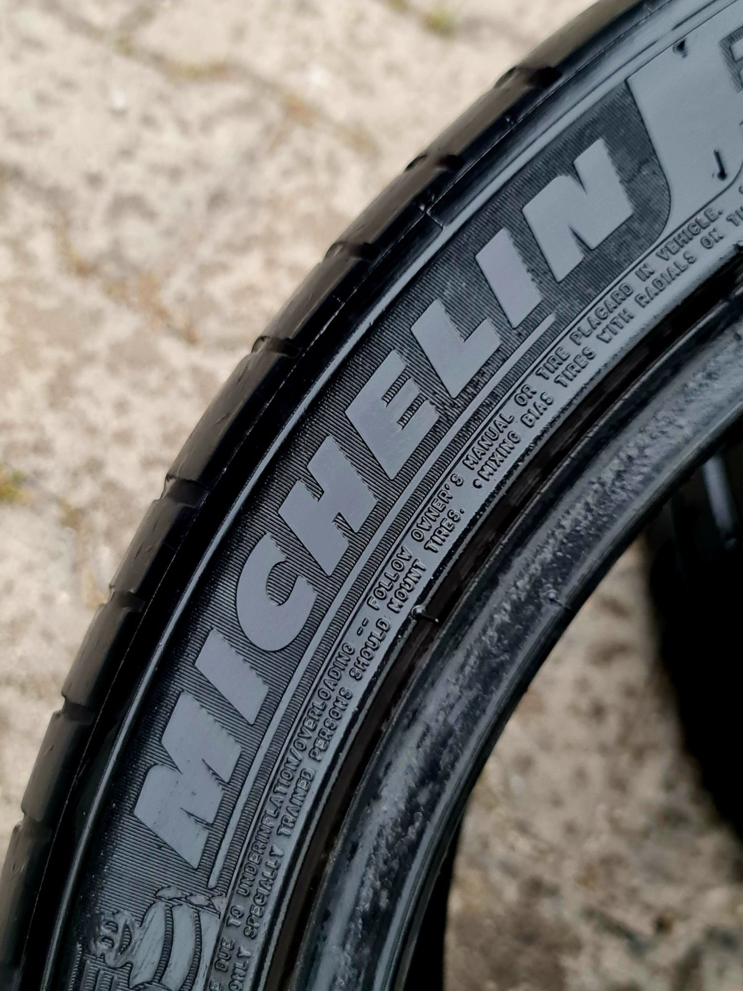 245 40 18 michelin