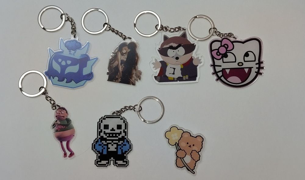 Брелки и значок.