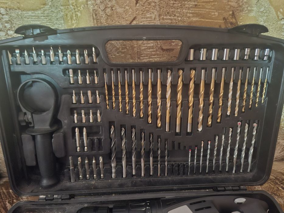 Vând Bormașină cu percuție cu toate accesoriile