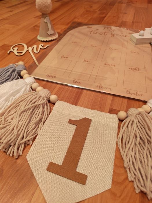 Vand set aniversar un an,si tablă  pentru  foto primul an,cifră