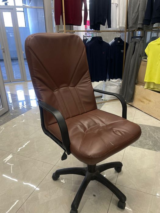 Кресло офисное коричневое