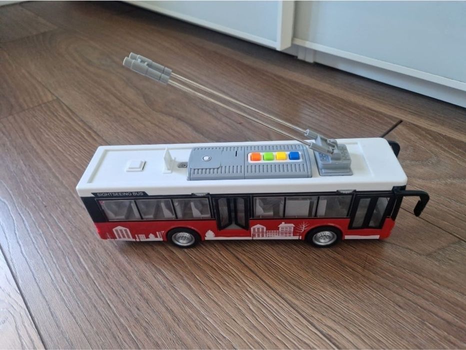 Autobuz cu sunete, lumini si functie usi deschise scara 1:16 rosu