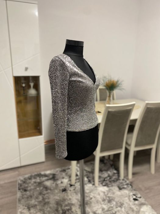 Bluziță elegantă cu paiete argintii – mărimea S 

Adaugă un strop d