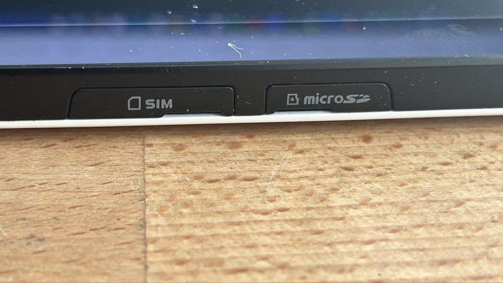 Първият таблет на Samsung - 7" с оригиналното си зарядно и кабел
