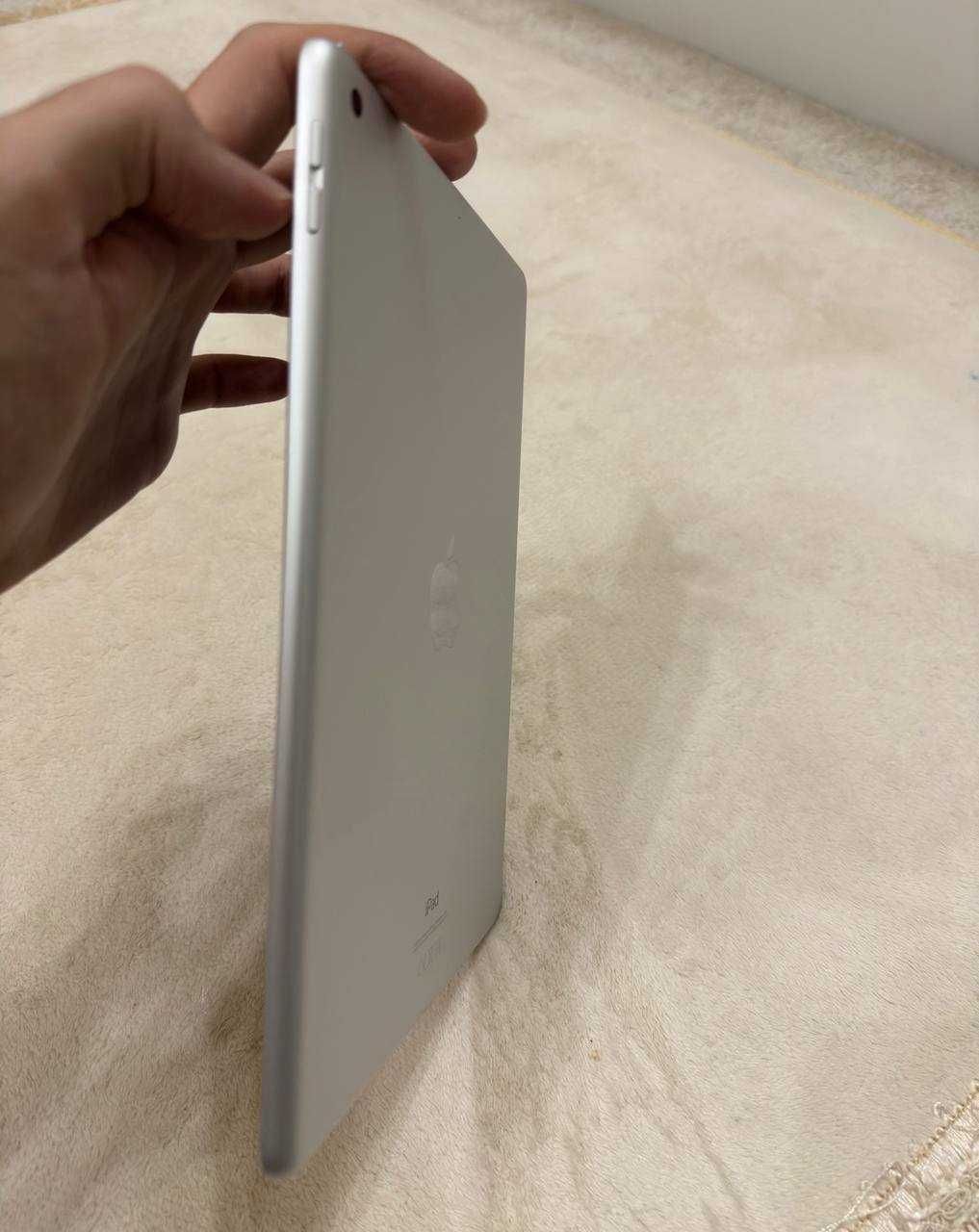 iPad 8 128GB WiFi Silver + Logitech Klaviatura Chexol + Steklo