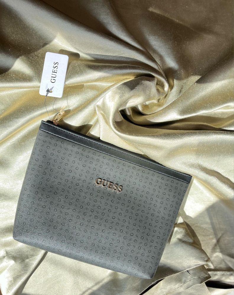 Оригинален козметичен несесер Guess