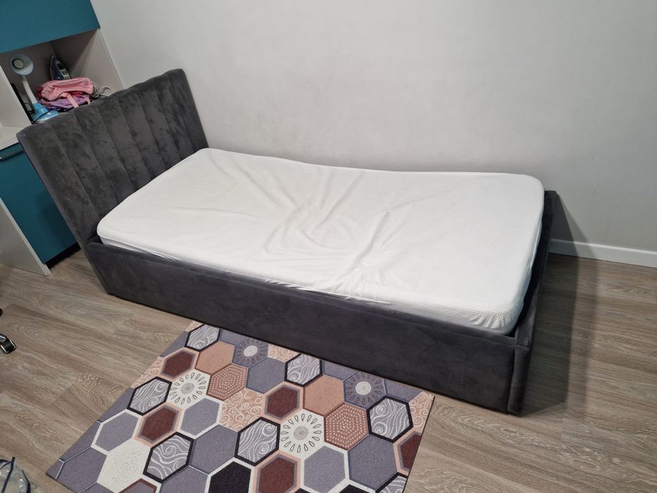 Продам кровать с матрасом