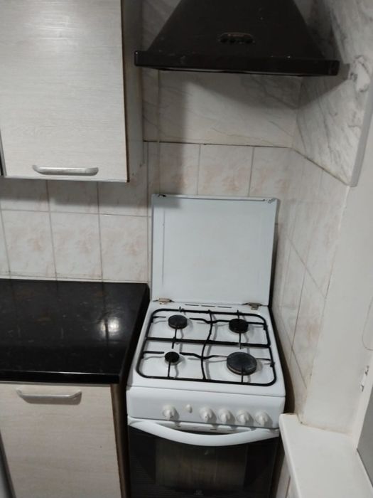 Продам кухню с плитой и вытяжкой!