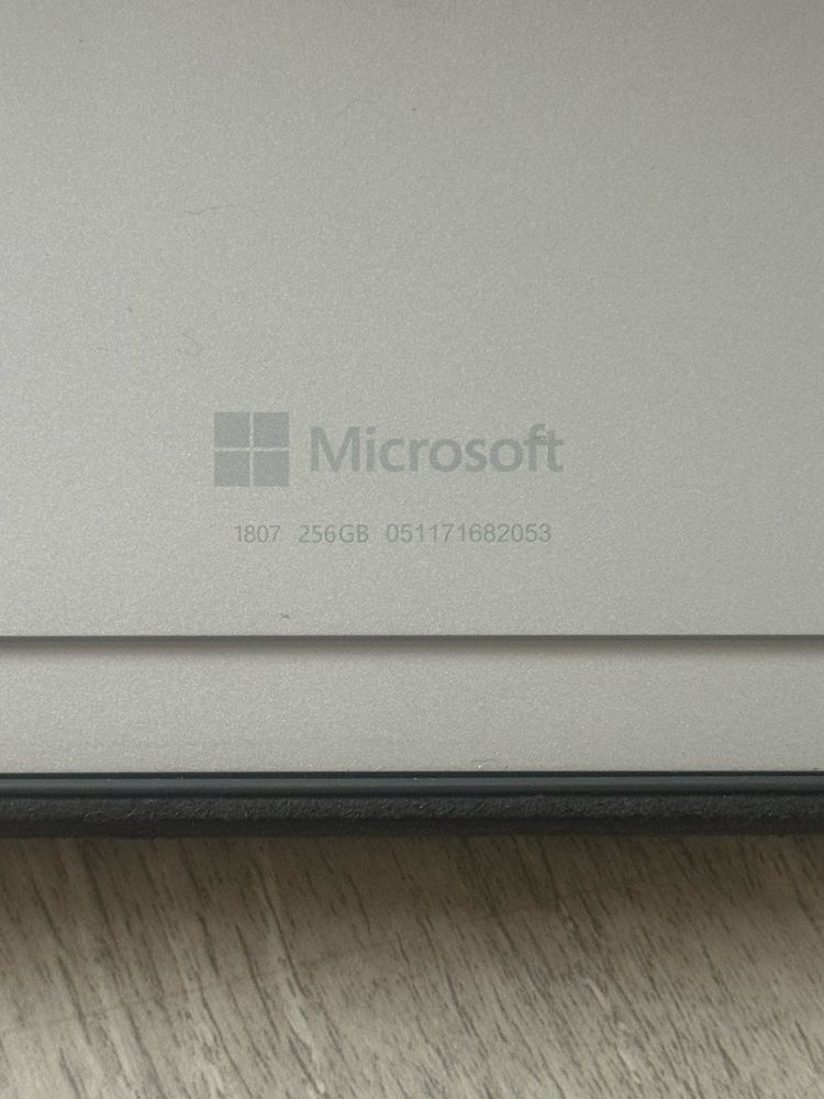 Microsoft Surface Pro 5 LTE (Model 1807) – i5 / 8GB RAM / 256GB SSD!