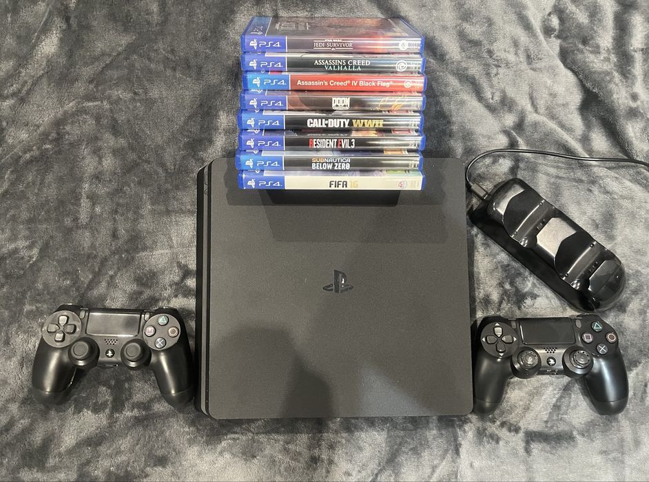 PlayStation 4 + зарядна станция + 2 контролера + 8 игри