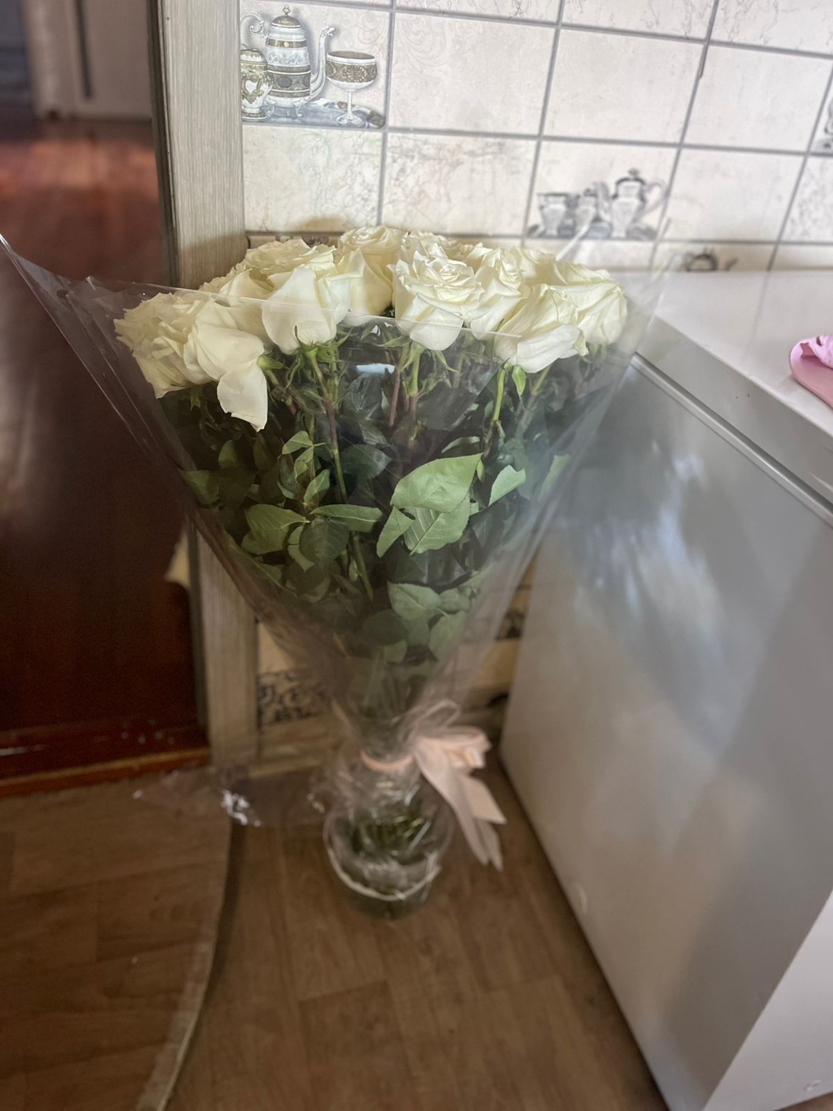 Метровые белые розы