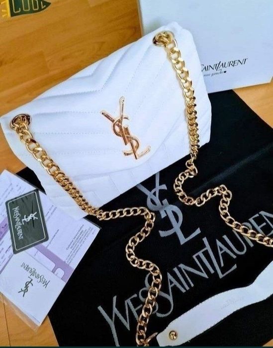 Geanta alb imaculat super model, accesorii metalice aurii, etichetă