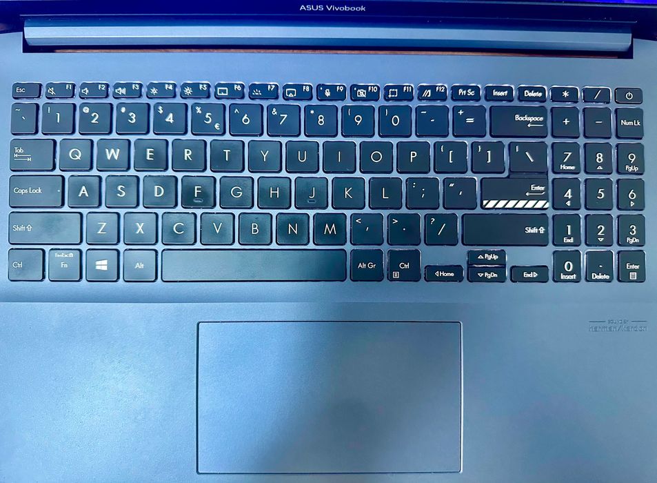 Laptop ASUS din aluminiu cu ecran OLED si sunet Harman Kardon