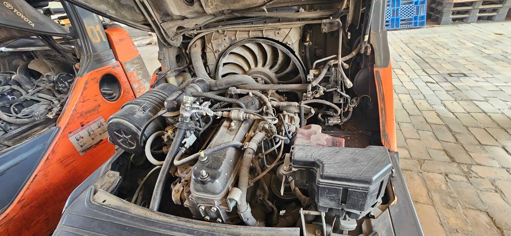Вилочный погрузчик TOYOTA