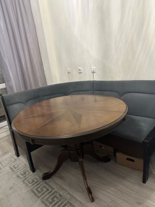 Кухонный стол и угловой диван