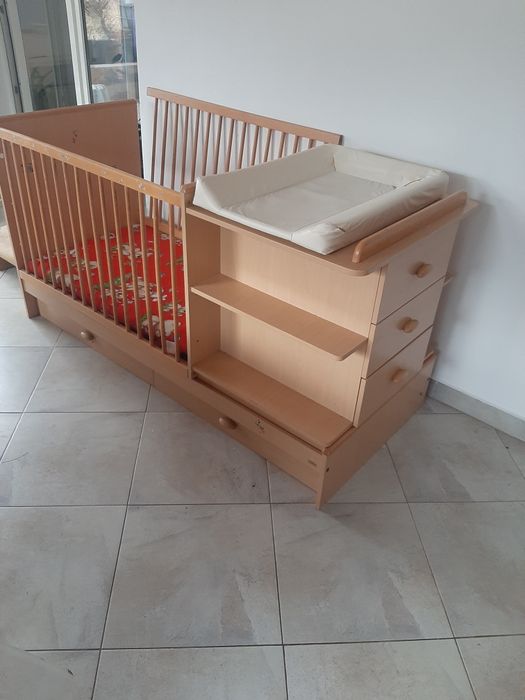 Pătuț copii  cu masa de schimbat și sertare.