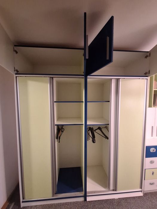 Dulap cu uși glisante