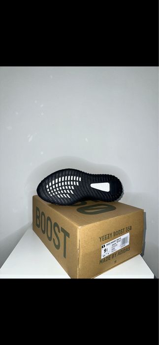 Yeezy 350 (2 perechi disponibile)