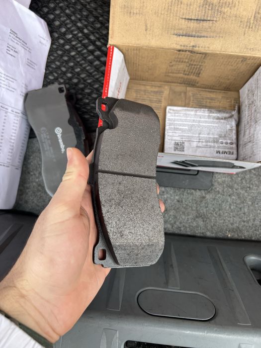 Чисто нови  предни накладки BREMBO за BMW E9x 330d