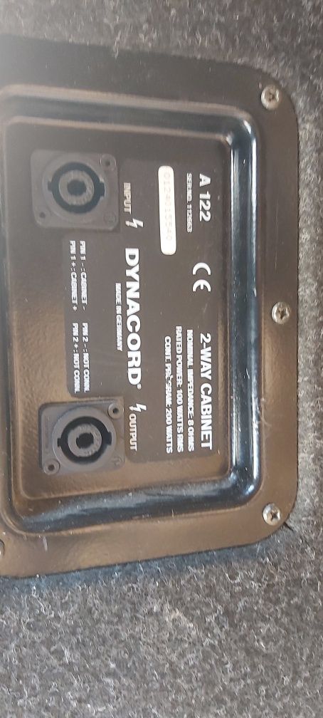 2 boxe dynacord 100w/200w dimensiuni 45 x 36 x 30 cm +statie statie Ya