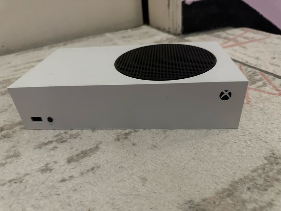 Xbox series S! състояние като ново